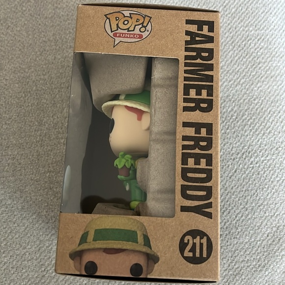 Funko Pop! Farmer Freddy Earth Day Exclusive Figure #211 - Picture 4 of 5